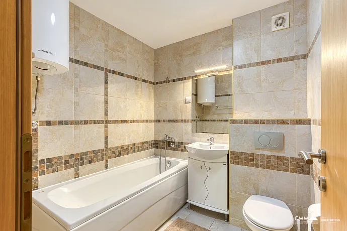 GERÄUMIGE, VOLL MÖBLIERTE WOHNUNG IN BUDVA MIT GARAGE UND TESLA-LADEGERÄT