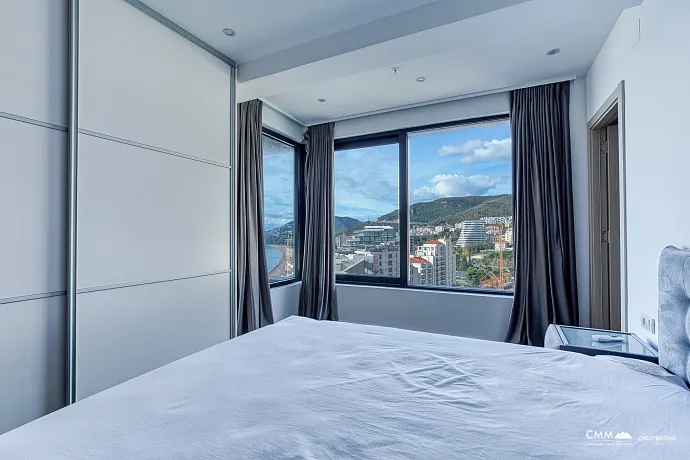 Geniş teraslı, tamamen eşyalı lüks bir daire.