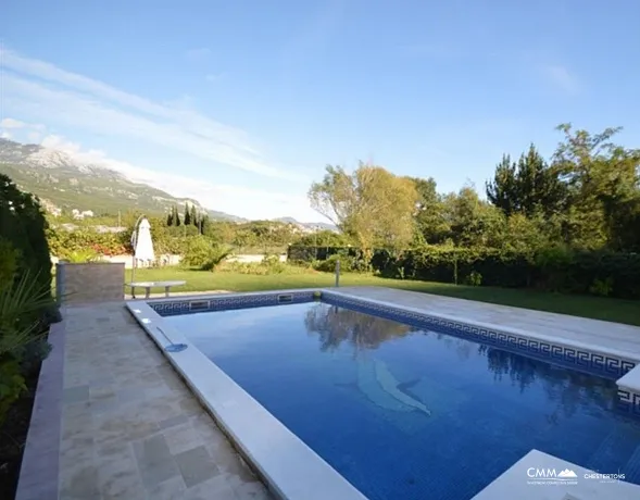 Großes Haus in Sutorina mit Swimmingpool und großem Garten