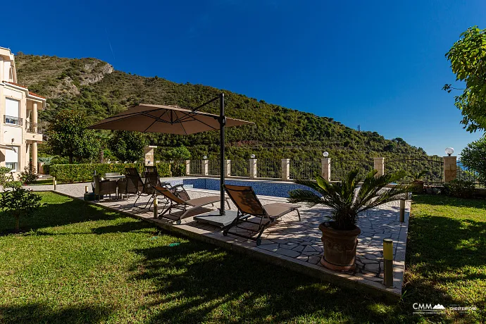 Eleganz und Gelassenheit in einer luxuriösen Villa mit Panoramablick auf das Meer.