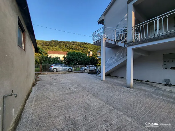 Haus mit 10 Wohnungen in Herceg Novi, Zelenika