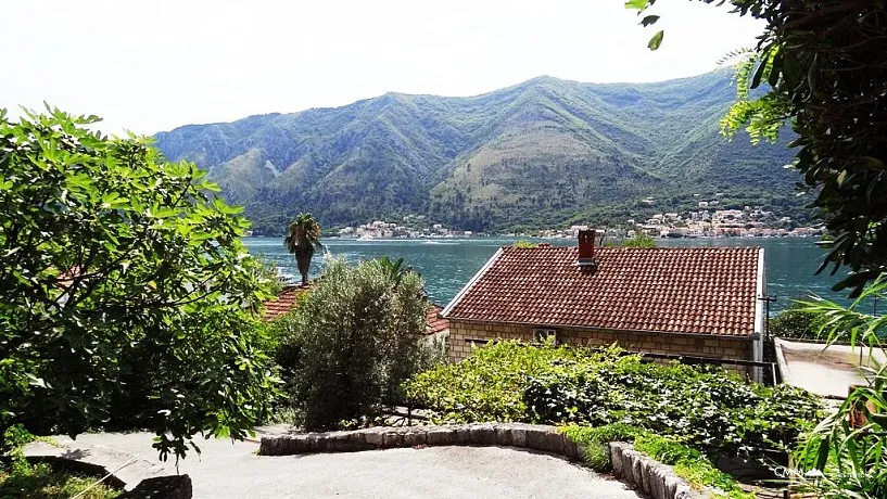 Haus in der ersten Meereslinie in Dobrota, Kotor