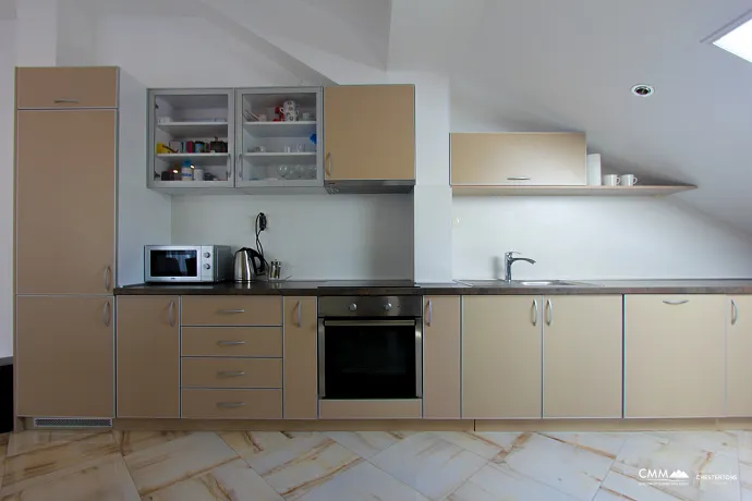 Zum Verkauf steht eine geräumige Wohnung in Budva mit Blick auf die Stadt