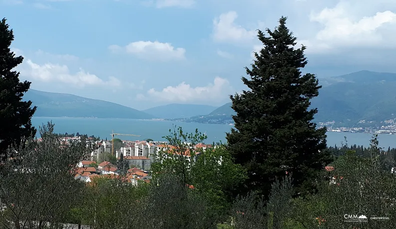 Zu verkaufen – Exklusives Grundstück in Tivat, 11.400 m², mit traumhaftem Blick auf die Bucht