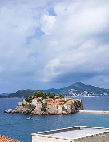 Geräumige Duplex-Wohnung mit Meerblick in Sveti Stefan