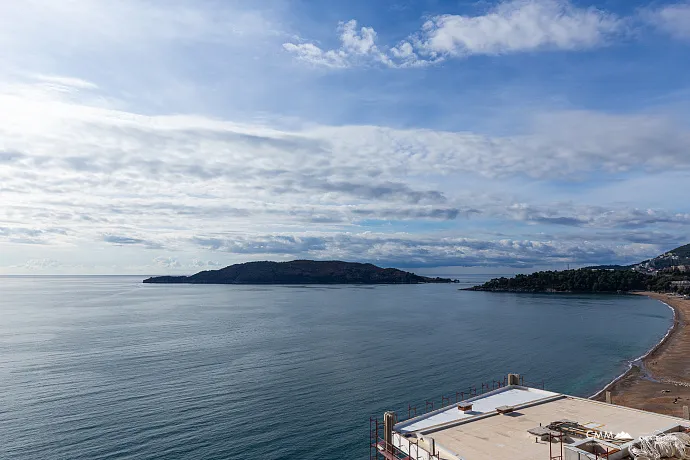 Geniş teraslı, tamamen eşyalı lüks bir daire.