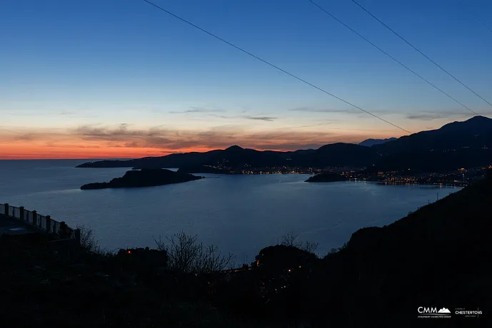 Ein Komplex aus modernen Villen mit schöner Aussicht