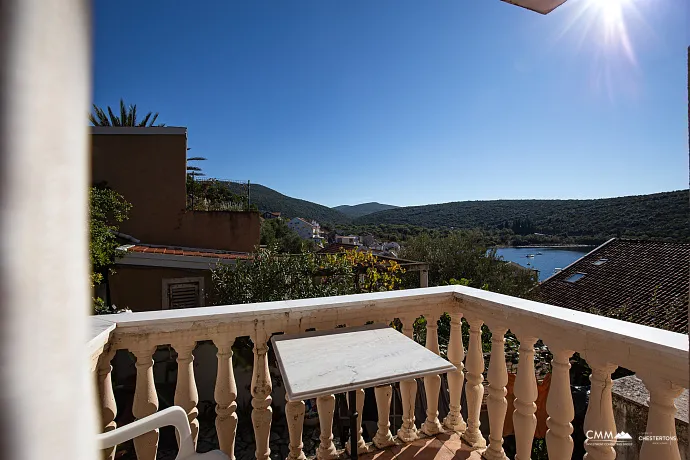 Gemütliche Wohnung in Bigovo direkt am Meer — mit Terrasse und Meerblick