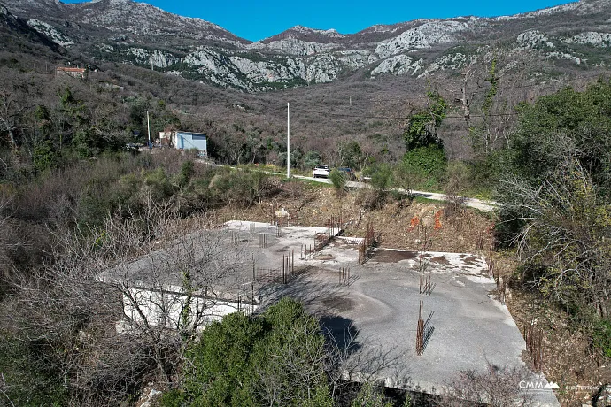 Investitionsgrundstück mit genehmigtem Projekt und gebautem Fundament in Petrovac mit Meerblick