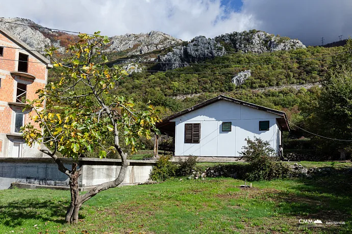 Urbanisiertes Grundstück mit Meerblick und eigener Wasserquelle – Lapčići, 1.000 m²