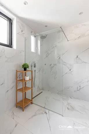 Geniş teraslı, tamamen eşyalı lüks bir daire.