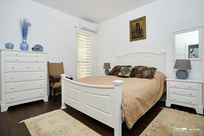 Geräumiges Haus in Kumbor mit einer Gesamtfläche von 335 m²