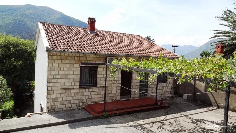 Haus in der ersten Meereslinie in Dobrota, Kotor