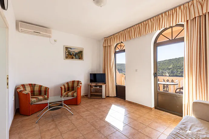 Gemütliche Wohnung in Bigovo direkt am Meer — mit Terrasse und Meerblick