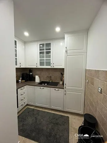Zu verkaufen ist eine Wohnung mit zwei Schlafzimmern in Kotor in der Nähe des Meeres