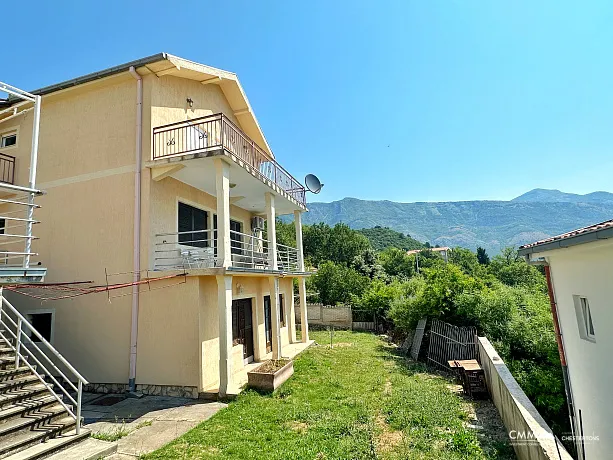 Dreistöckiges Haus mit Meerblick in Zagradje