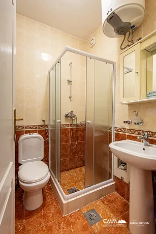 Gemütliche Wohnung in Bigovo direkt am Meer — mit Terrasse und Meerblick