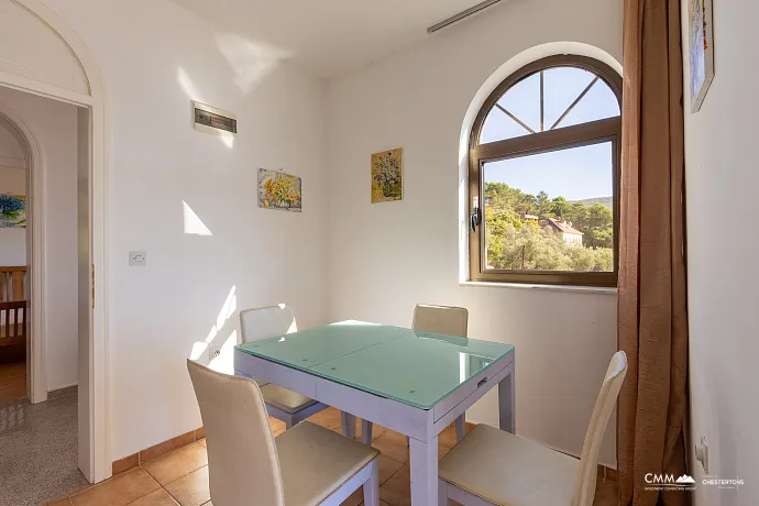 Gemütliche Wohnung in Bigovo direkt am Meer — mit Terrasse und Meerblick