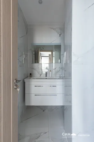 Geniş teraslı, tamamen eşyalı lüks bir daire.