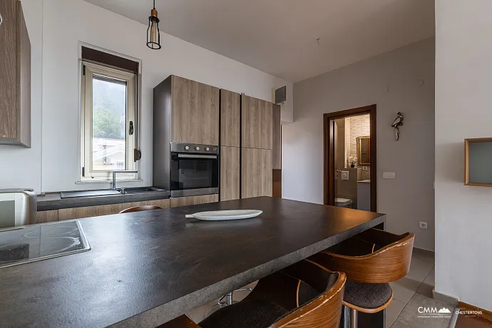 Geräumige Wohnung mit Meerblick in Tivat, Stadtteil Mažina