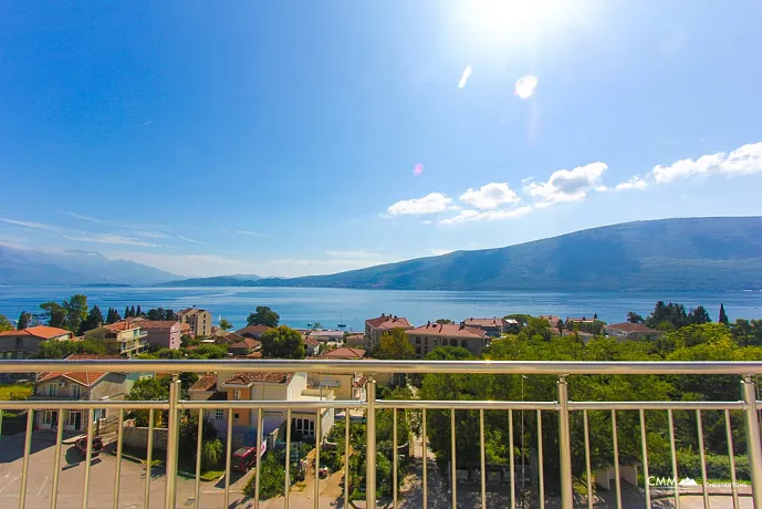 Apartments mit drei Schlafzimmern und Meerblick in Herceg Novi, Baosici