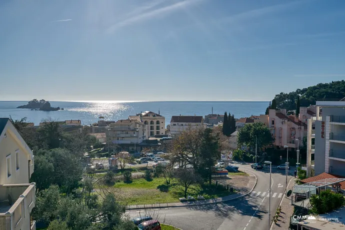 Urbanisiertes Grundstück mit unvollendetem Gebäude in Petrovac