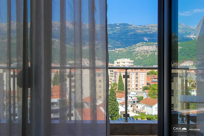 Zum Verkauf steht eine geräumige Wohnung in Budva mit Blick auf die Stadt