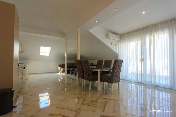 Zum Verkauf steht eine geräumige Wohnung in Budva mit Blick auf die Stadt