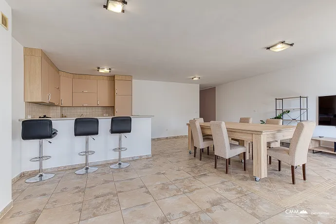 GERÄUMIGE, VOLL MÖBLIERTE WOHNUNG IN BUDVA MIT GARAGE UND TESLA-LADEGERÄT