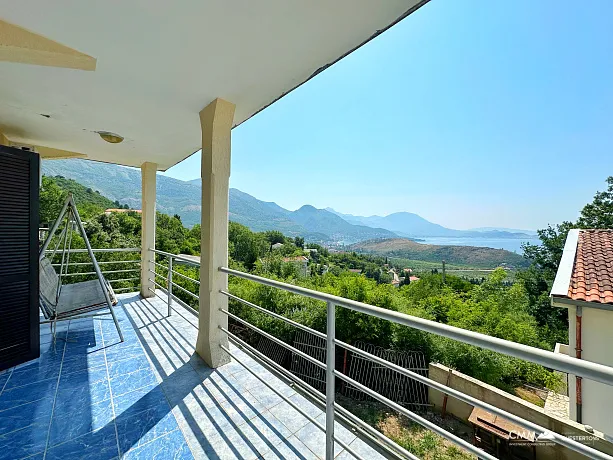 Dreistöckiges Haus mit Meerblick in Zagradje