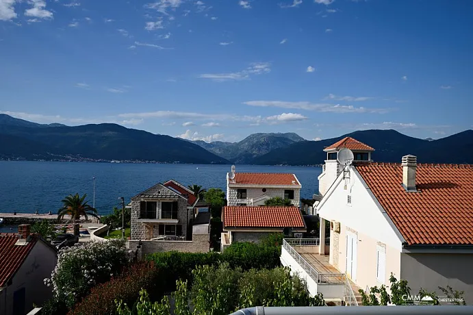 Villa in einer geschlossenen Anlage mit Panoramablick auf das Meer