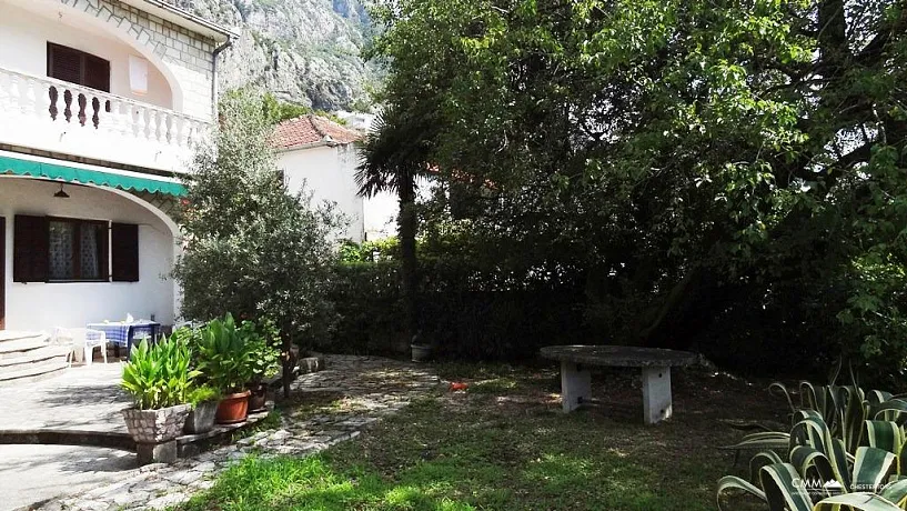 Haus in der ersten Meereslinie in Dobrota, Kotor