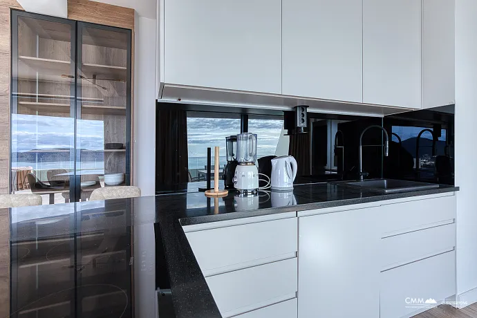 Geniş teraslı, tamamen eşyalı lüks bir daire.