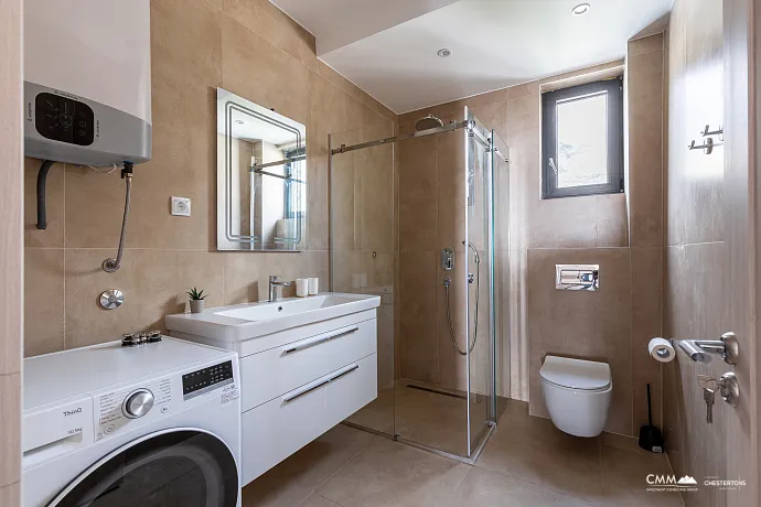 Geniş teraslı, tamamen eşyalı lüks bir daire.