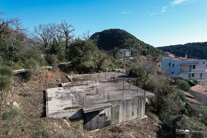 Investitionsgrundstück mit genehmigtem Projekt und gebautem Fundament in Petrovac mit Meerblick