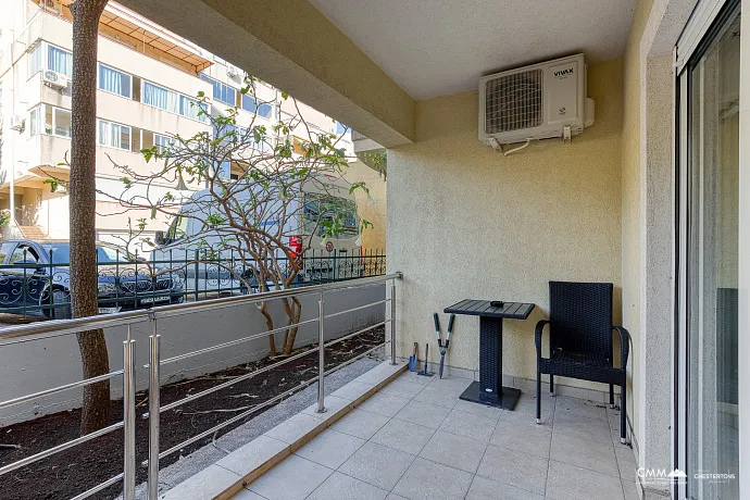 GERÄUMIGE, VOLL MÖBLIERTE WOHNUNG IN BUDVA MIT GARAGE UND TESLA-LADEGERÄT