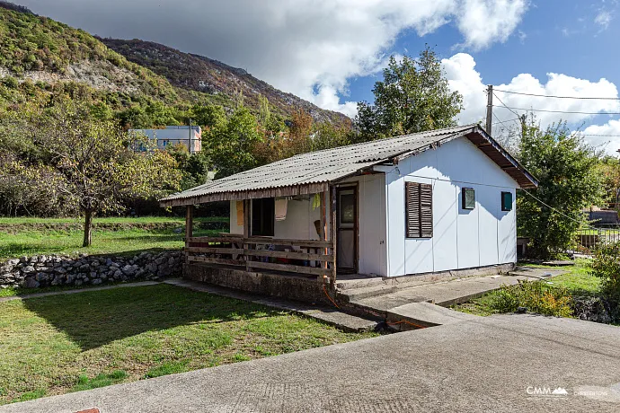 Urbanisiertes Grundstück mit Meerblick und eigener Wasserquelle – Lapčići, 1.000 m²