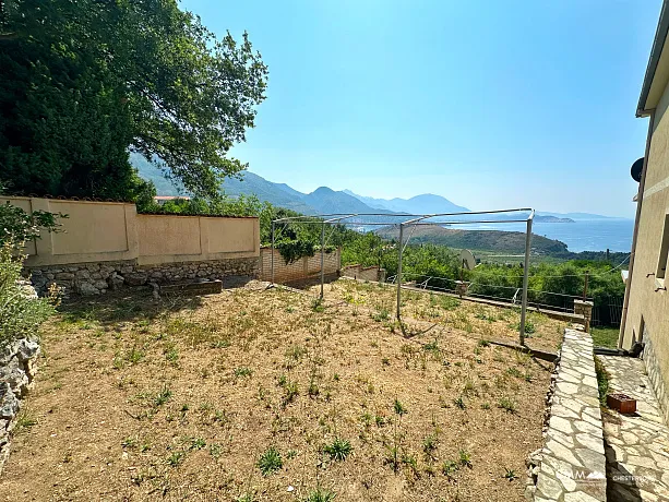 Dreistöckiges Haus mit Meerblick in Zagradje
