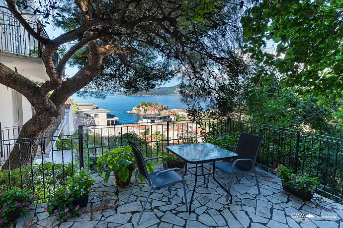 Apartment for sale overlooking the island of Sveti Stefan