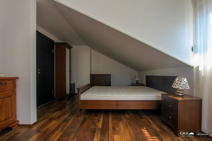 Zum Verkauf steht eine geräumige Wohnung in Budva mit Blick auf die Stadt
