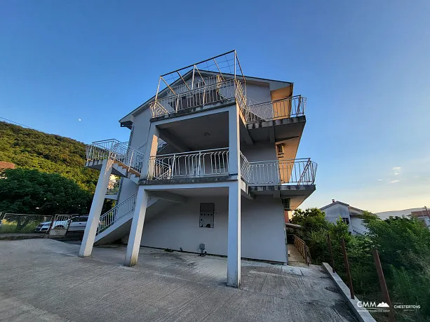 Haus mit 10 Wohnungen in Herceg Novi, Zelenika