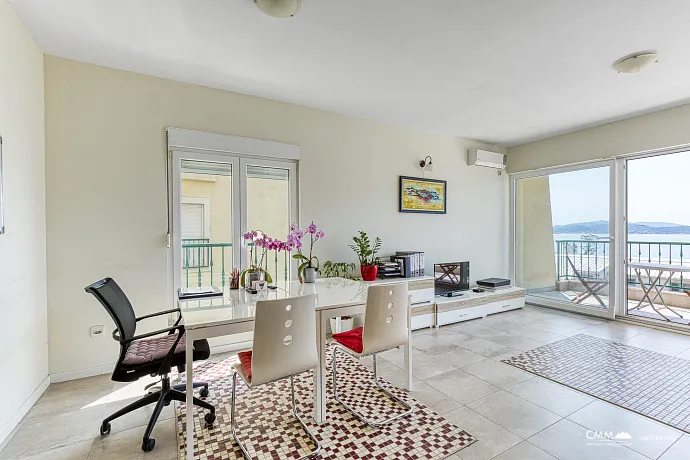 Wohnung mit Meerblick, Bijela