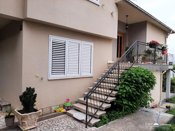 Haus mit herrlicher Aussicht in Tivat zu verkaufen
