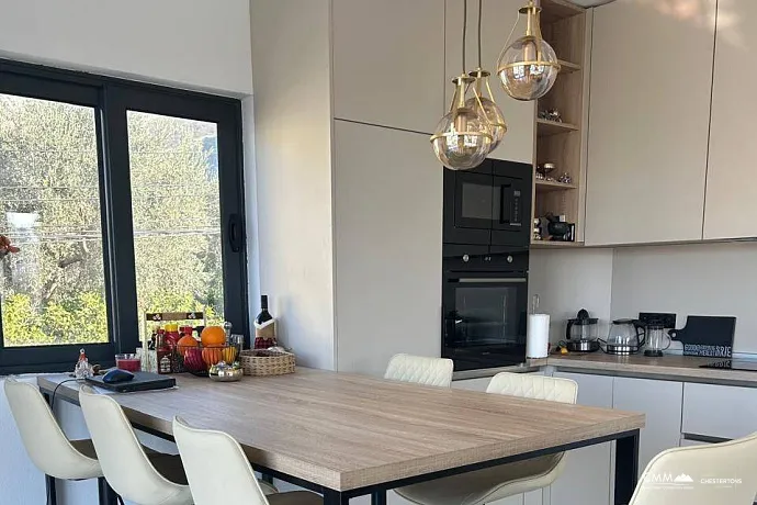 Moderne Villa mit atemberaubendem Meerblick in Bar