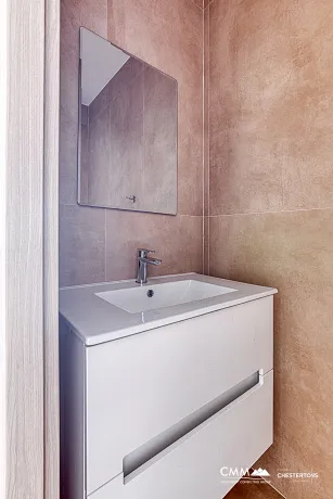 Geniş teraslı, tamamen eşyalı lüks bir daire.