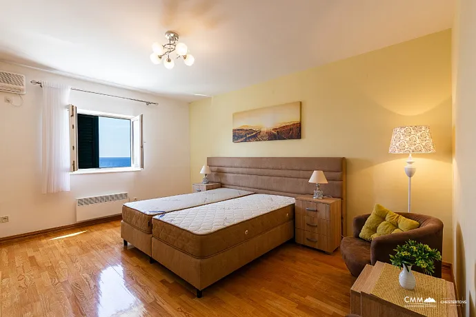 Geräumige Duplex-Wohnung mit Meerblick in Sveti Stefan