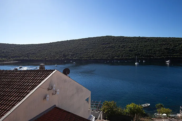 Gemütliche Wohnung in Bigovo direkt am Meer — mit Terrasse und Meerblick