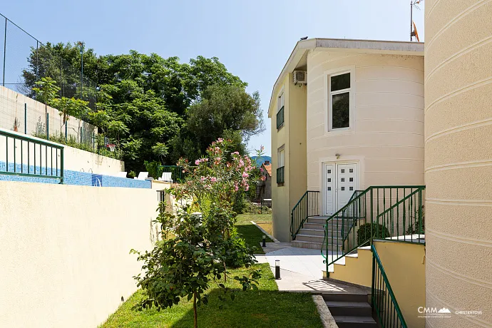Wohnung mit Meerblick, Bijela