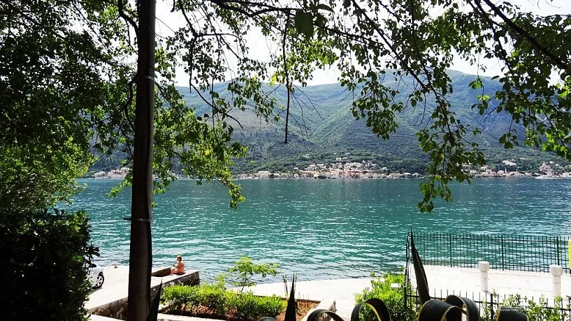 Haus in der ersten Meereslinie in Dobrota, Kotor