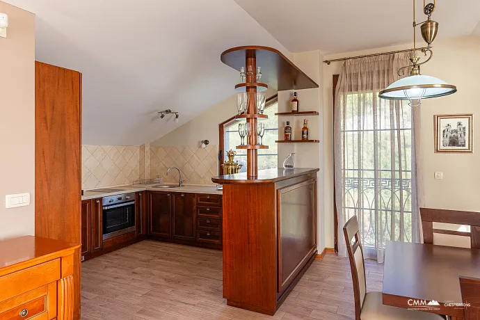 Eleganz und Gelassenheit in einer luxuriösen Villa mit Panoramablick auf das Meer.